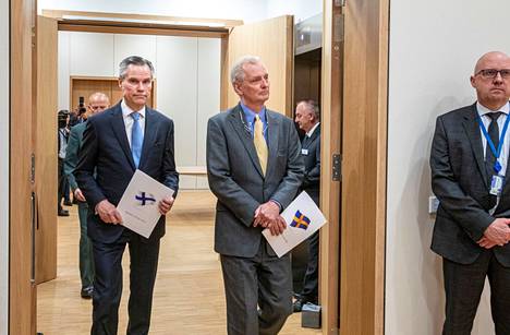 Suomen Nato-suurlähettiläs Klaus Korhonen ja Ruotsin Nato-suurlähettiläs Axel Wernhoff luovuttivat maiden Nato-hakemukset Brysselissä keskiviikkona.