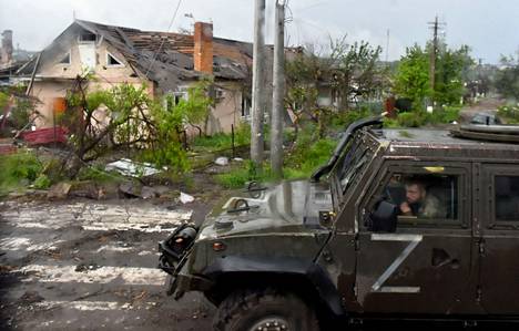 Venäläisjoukot partioivat tuhotussa Mariupolin kaupungissa 18. toukokuuta. 