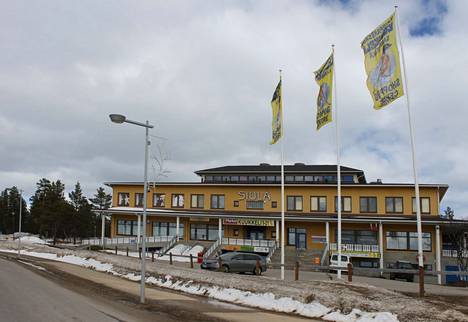 Talvella palaneen kauppakeskus Kuukkelin uudet väliaikaiset tilat ovat Siulassa noin 150 metrin päästä tuhoutuneesta kauppakeskuksesta.