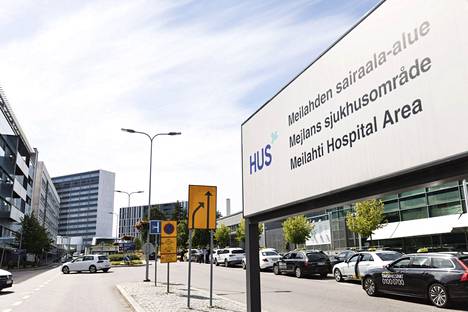 Oikeusasiamiehen ratkaisun mukaan yhteispäivystyksen odotusajat olivat kohtuuttomia. Meilahden sairaala-alue Helsingissä heinäkuussa 2022.