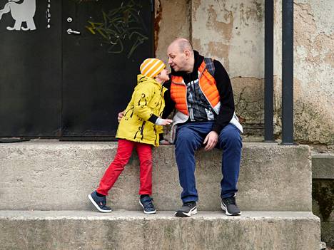 Шестилетний сын Андрей и отец Сергей Смирновы по дороге из детского сада домой в вильнюсскую квартиру. ФОТО: ЮХА САЛМИНЕН / HS