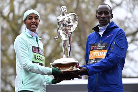 Sifan Hassan (vas.) voitti Lontoossa naisten ja Kelvin Kiptum miesten maratonin.
