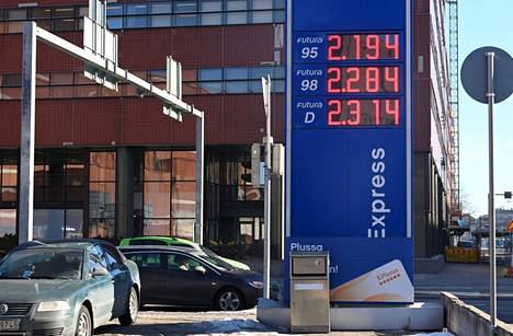 Suomalaiset ovat huomanneet hintojen nousun bensapumpulla.