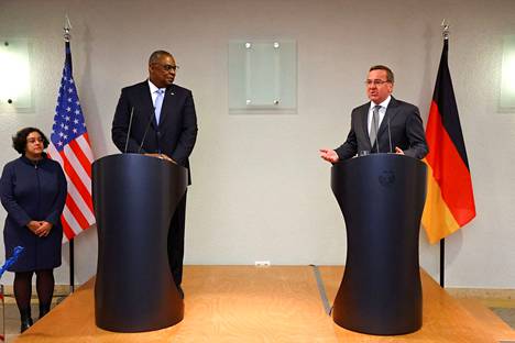 Yhdysvaltain puolustusministeri Lloyd Austin (vas.) ja Saksan puolustusministeri Boris Pistorius (vas.) järjestivät tiedotustilaisuuden Berliinissä torstaina.