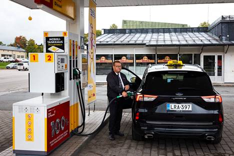 Taxi entrepreneur Joni Laitinen refuels Loviisa with Shell.  Cafe Selli used to be located in the yard of the gas station, but now it has closed its doors.