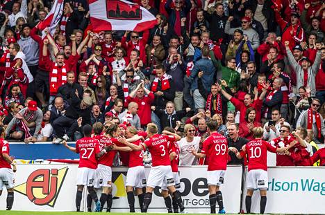HIFK juhli Tommi Vesalan maalia viime kesän Stadin derbyssä kannattajiensa kanssa. Se ei jatkossa onnistu, mikäli Palloliiton päätös pysyy voimassa.