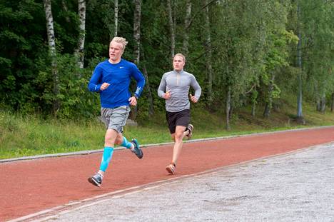Juoksuharjoittelu on pysynyt Mikko Rantasen kesän treeniohjelmassa näihin päiviin asti. Kuva kesältä 2016 ja harjoituskaverina Patrik Laine.