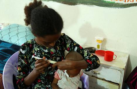 20-vuotias Brkti Gebrehiwot syötti pahoin aliravittua kahdeksan kuukauden ikäistä poikaansa Aamanuel Merhawia Wukron sairaalassa Tigrayn alueella Etiopiassa kesäkuussa. Nyt alueen lääkärienkin kerrotaan kerjäävän ruokaa.