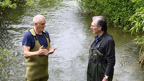 Windrush-joen taistelupari eli eläkkeellä oleva rikosylikomisario Ash Smith (vas.) ja samoi eläköitynyt professori Peter Hammond.