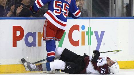 Joonas Donskoi telottiin NHL:n kurinpitoon edenneellä rajulla taklauksella, sen jälkeen ketjukaveri mukiloi taklaajan