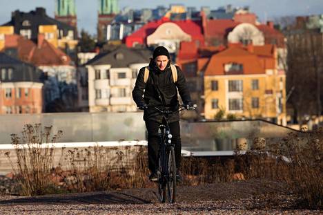 Sähköpyörä on kaupunkiliikenteessä nopea ja päästötön tapa liikkua. Toimittaja Jussi Sippola testasi Wheelströmin sähköpyörää Helsingissä.