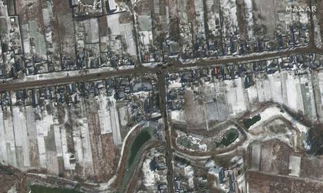 Satelliittikuva näyttää Venäjän kalustoa Antonovin lentokentän lähistöllä Kiovan luoteispuolella.