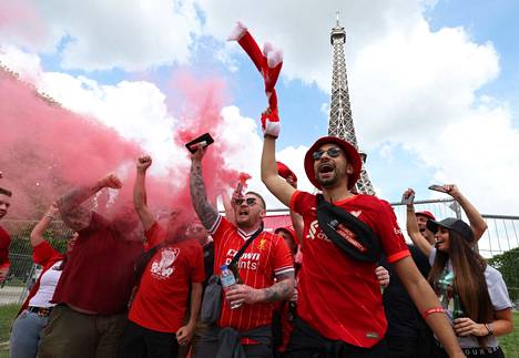 Liverpoolin kannattajat juhlivat ennen finaalia Eiffel-tornin edustalla.
