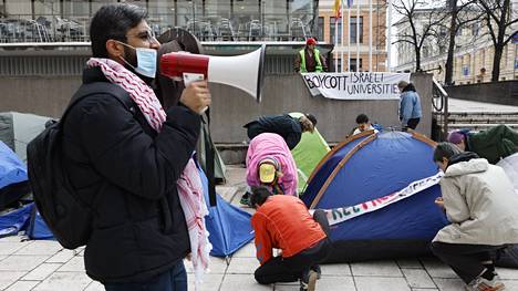 Mielenosoittajat pystyttivät telttojaan Porthanian edustalle maanantaina.