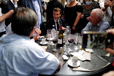 Presidentti Emmanuel Macron kiertää Ranskaa ja tapaa ihmisiä. Kuva on Lounais-Ranskasta Martelista.