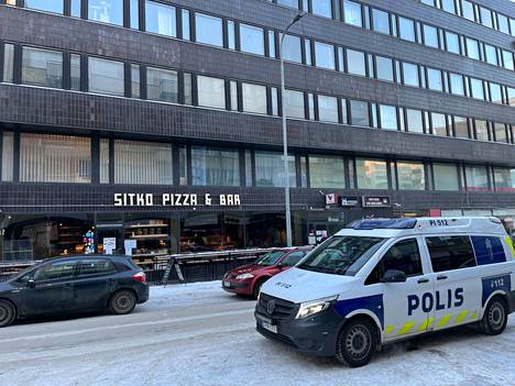 Poliisi tyhjensi Vasemmistoliiton puoluetoimiston tilat Tampereella räjähteen näköisen esineen löytymisen jälkeen.