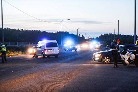 Poliisiautoja tiellä E12, jonka varrella otettiin kiinni kaksi henkilöä sunnuntai-iltana. Poliisi epäilee henkilöiden liittyvän Porvoossa tapahtuneeseen ammuskeluun.