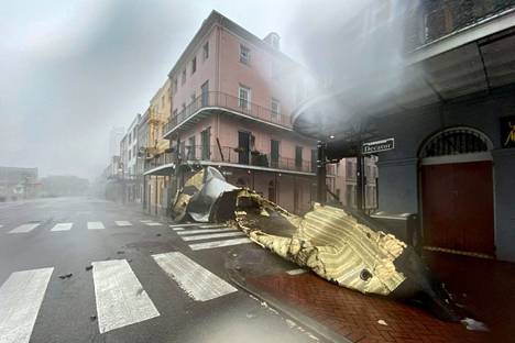 Osa rakennuksen katosta oli irronnut sateen ja tuulen takia New Orleansissa 29. elokuuta.