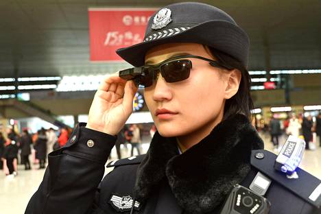 Kiinalainen poliisi käytti kasvojen tunnistamiseen käytettäviä älylaseja Zhengzhoun miljoonakaupungissa helmikuussa.