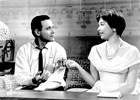 Billy Wilder voitti pitkän uransa aikana kuusi Oscar-palkintoa. Kuvassa Jack Lemmon (vas.) ja Shirley MacLaine Wilderin elokuvassa Poikamiesboksi. 