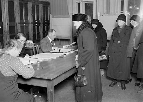 Helsinkiläiset äänestivät kuntavaaleissa joulukuussa 1933.