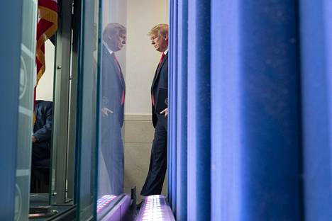 Yhdysvaltain presidentti Donald Trump saapui tiedotustilaisuuteen viime keskiviikkona. Populistipoliitikot joutuvat ennemmin tai myöhemmin epidemian levitessä kohtaamaan tosiasiat, arvioi professori Ilkka Niiniluoto.