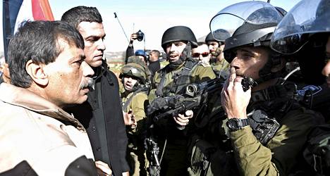 Ziad Abu Ein (vas.) kiisteli israelilaissotilaiden kanssa ennen sekavaa, ministerin kuolemaan johtanutta välikohtausta.