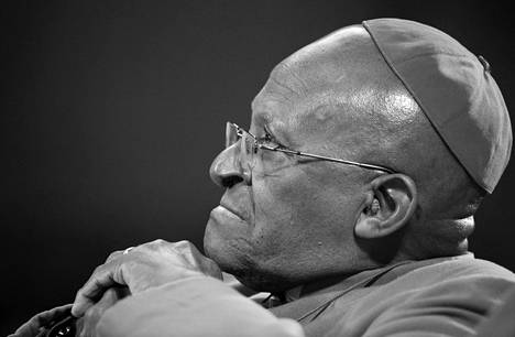 Eteläafrikkalainen kansalaisoikeustaistelija, entinen arkkipiispa Desmond Tutu vuonna 2013.