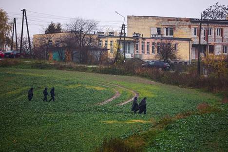Следователи работают в Пшеводуве недалеко от места падения ракеты. Среда. Фото: Каспер Пемпель / Reuters