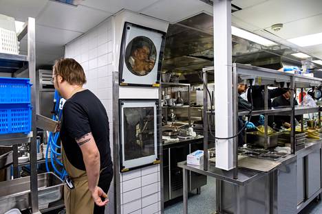 Ravintola Kappeli kätkee sisäänsä mittaamattoman arvokkaita taideteoksia,  joita yleisö ei koskaan näe – HS kurkisti keittiöön, josta paljastui  yllätys - Helsinki 