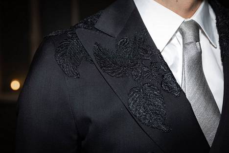The elastic suit jacket was decorated with intricate embroidery.