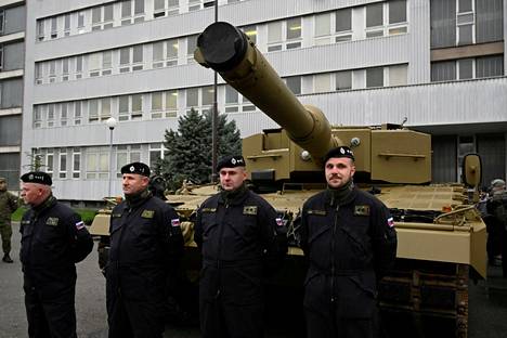 Saksa luovutti joulukuussa Slovakialle Leopard-taistelupanssarivaunuja osana niin sanottua rengasvaihtoa, jonka mukaisesti Slovakia luovutti vanhoja neuvostovalmisteisia panssareitaan Ukrainalle.