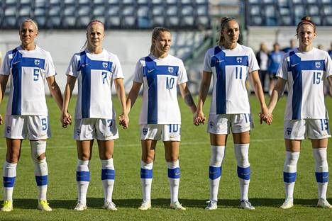 Suomen maajoukkuetta valokuvattuna ennen kesäkuun lopun Japani-ottelua. Vasemmalta Emma Koivisto, Adelina Engman, Emmi Alanen, Nora Heroum sekä Natalia Kuikka.