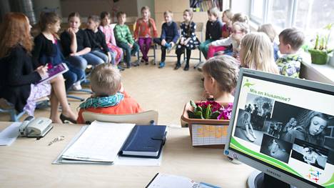 Suomalaisesta koulukiusaamisen vastaisesta Kiva koulu -ohjelmasta on tullut vientituote, joka on levinnyt eri puolille Eurooppaa. Malli on käytössä muun muassa virolaisessa Jürin koulussa, jossa oppilaat pohtivat kiusaamisen tunnistamista vuonna 2014.