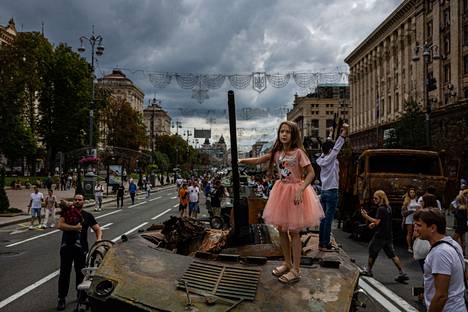 Tuhoutuneita Venäjän armeijan ajoneuvoja on Kiovassa jätetty kadun varteen ulkoilmamuseoksi.