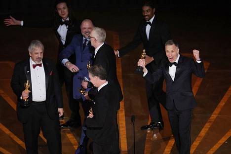 Mark Weingarten, James H. Mather, Al Nelson, Chris Burdon ja Mark Taylor juhlistivat Top Gunin saamaa Oscaria.