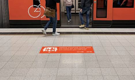 Rautatientorin metroaseman laitureille asennetaan uudet lattiatarrat opastamaan matkustajia.