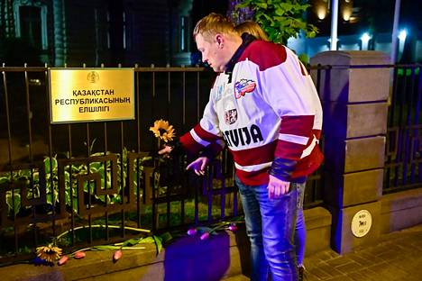 Latvian kannattajat laskivat voittoisan alkulohkon ottelun jälkeen kukkia Kazakstanin suurlähetystön edustalle.
