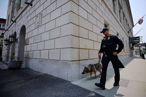 Poliisi partioi liittovaltion oikeustalon ulkopuolella Worcesterissa Massachusettsin osavaltiossa ennen Jack Teixeiran kuulemista perjantaina.