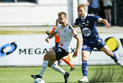 FC Hakan Niklas Friberg (vas.) ja HJK:n Tim Väyrynen ottivat yhteen cupin ottelussa lauantaina kuumissa olosuhteissa.