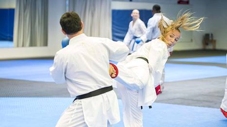Titta Keinänen lopetti karateuransa motivaation puutteeseen – neljä vuotta myöhemmin salille asteli muuttunut nainen, joka käänsi isänsä pään: ”En ajatellut tulevani takaisin”
