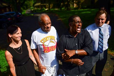 Bill Cosby (toinen vas.) esiintyi medialle kotitalonsa edustalla yhdessä juristinsa Jennifer Bonjeanin (vas.) ja puhemiehensä Andrew Wyattin (toinen oik.) kanssa Pennsylvanian Elkins Parkissa vapautumisensa jälkeen keskiviikkona.