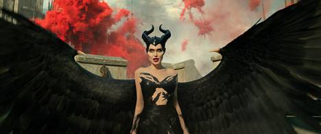 Angelina Jolie esittää Pahatarta, joka vainoaa kiroamaansa Auroraa elokuvassa Maleficent 2: Pahan valtiatar.