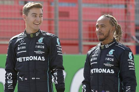 George Russel ja Lewis Hamilton myhäilivät talvitestien aikaan Bahrainin radalla.
