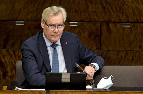 Perustuslakivaliokunnan puheenjohtaja Antti Rinne (sd).