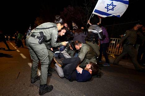 Poliisi otti kiinni mielenosoittajan Jerusalemissa sunnuntaina illalla.