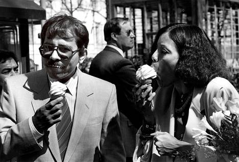 Nicaraguan presidentti Daniel Ortega ja hänen puolisonsa Rosario Murillo söivät jäätelöt Helsingin-vierailullaan toukokuussa 1985.