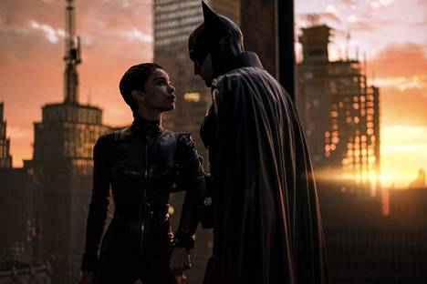 Selena (Zöe Kravitz) ja Batman (Robert Pattinson) kohtaavat Gotham Cityn yössä elokuvassa The Batman.