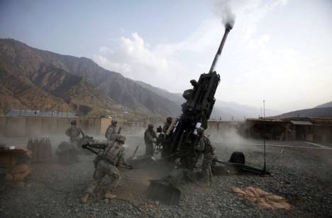 Yhdysvaltain sotilaat latasivat 155-millistä M777-haupitsia Kunarin maakunnassa Afganistanissa kesällä 2011.