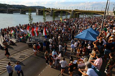 Tuhansia mielenosoittajia osallistui hallituksen toimia vastustavaan protestitilaisuuteen Budapestin keskustassa lauantaina.
